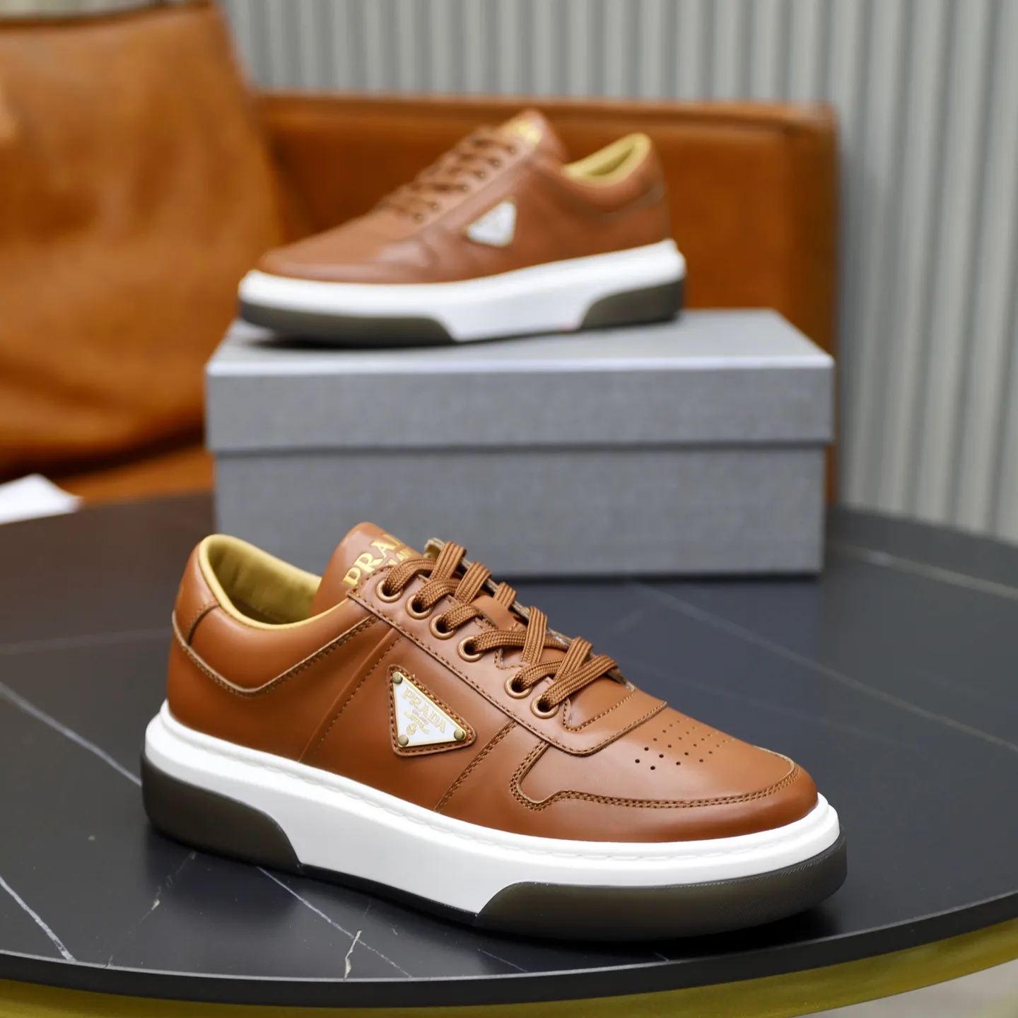Factory price: 720💰Top original order Brand: PRADA (Prada) Standard code: Men's size 38/44 (45 can be customized) Grade: Same as the official website Material: Original cowhide stitching imported cowhide lining Original combination two-color wear-resistant soft outsole Style category: Leisure and sports version Young fashion European and American trend British style Color: Actual picture color